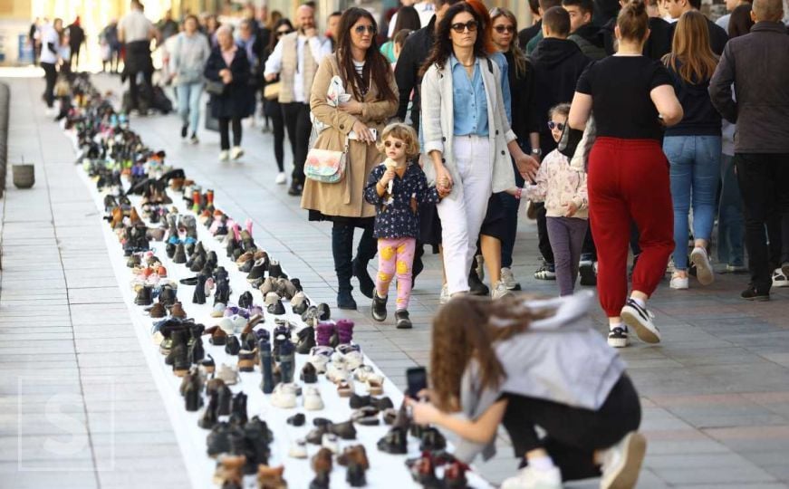 Staza sjećanja: 11.541 par cipela za ubijene građane Sarajeva
