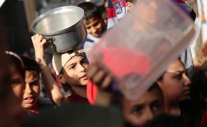 AA  / Djeca čekaju red za hranu u Gazi