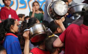 AA  / Djeca čekaju red za hranu u Gazi