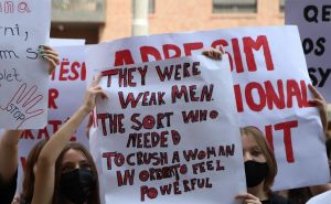 Foto: DW / Protest u Prištini u augustu 2021. godine kojim se željela skrenuti pažnja na povećano nasilje nad ženama i femicid