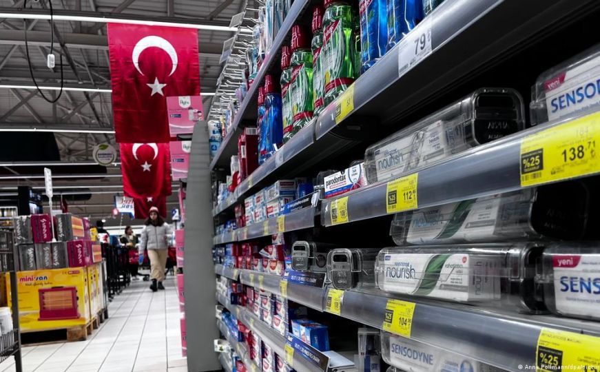 Godišnja inflacija u Turskoj je u ožujku premašila 68%: turistima se čini da su za euro dobili gomilu turskih lira, ali te lire su sve manje vrijedne.