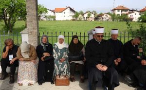 Foto: Dž. K. / Radiosarajevo.ba / Porodice obilaze mezarje u Vitezu