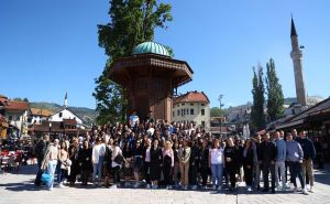 Foto: Dž. K. / Radiosarajevo.ba / Učenici srednje škole iz Travnika na Baščaršiji