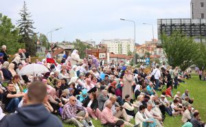 Foto: Fena / Građani pristižu na otvaranje Arnaudija džamije