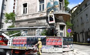Foto: N. G. / Radiosarajevo.ba / Vatrogasci uklanjaju dijelove fasade