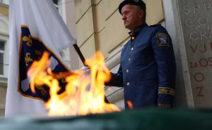 Foto: Dž. K. / Radiosarajevo.ba / Delegacije svih nivoa vlasti položile vijenice na spomen-obilježju Vječna vatra
