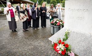 Foto: Ambasada SAD-a u BiH / Elizabeth M. Allen u Posjeti Srebrenici