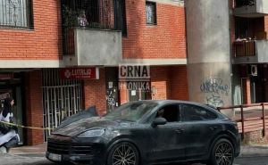 Foto: Crna hronika / Zapaljen automobil marke "Porsche Cayenne"