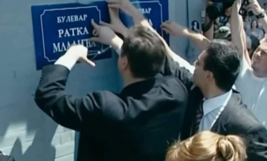 Aleksandar Vučić lijepi plakate sa imenom Ratka Mladića preko naziva Bulevara Zorana Đinđića