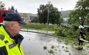 Foto: Tuzlanski.ba  / Vatrogasci sklanjaju pričinjenu štetu