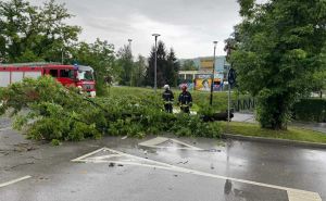 Foto: Tuzlanski.ba  / Vatrogasci sklanjaju pričinjenu štetu