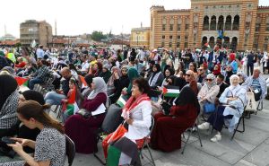 Foto: Dž. K. / Radiosarajevo.ba / Podrška Palestini i Srebrenici ispred Vijećnice