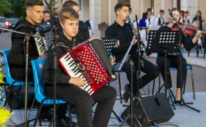 Foto: Velija Hasanbegović / Nastupom KUD "Lola" na Ilidži nastavljen program Kultura na ulice 2024!