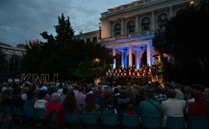 Foto: N.G./Radiosarajevo.ba / Na pozorišnom trgu Susan Sontag izveden spektakularan koncert hora Opere Narodnog pozorišta