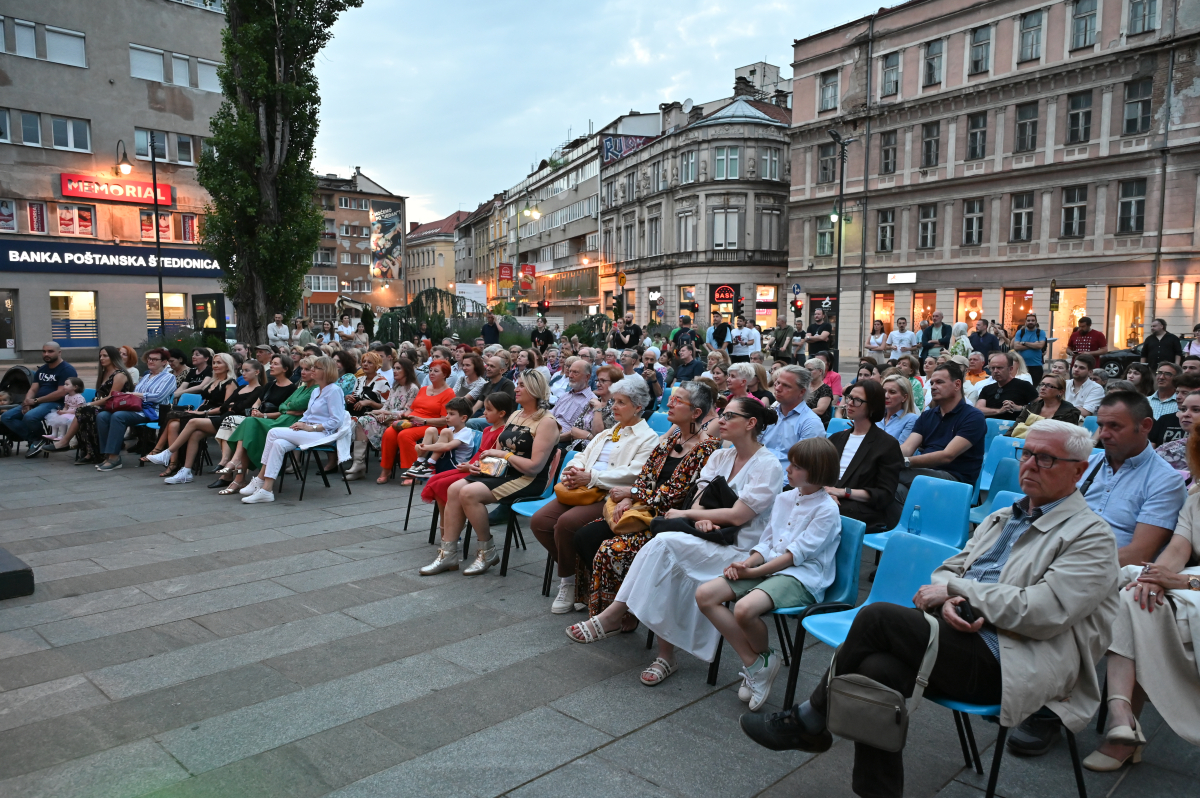 Na pozorišnom trgu Susan Sontag izveden spektakularan koncert hora Opere Narodnog pozorišta