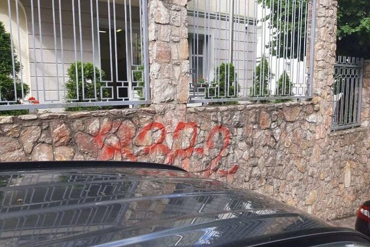 Ispisani grafiti na ambasadama Slovačke i Mađarske