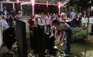 Foto: Vlada KS / Sjećanje na sedam ubijenih Sarajlija kod škole na Dobrinji