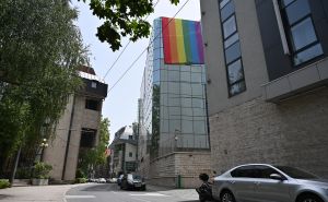 Foto: N. G. / Radiosarajevo.ba / Zastava duginih boja je na zgradi Delegacije Evropske unije u Sarajevu