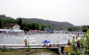 Foto: Tuzlanski.ba / Veliki broj posjetilaca od jutros na Panonskim jezerima