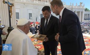 Foto: Kabinet ministra za ljudska prava i izbjeglice / Ministar Hurtić u audijenciji kod pape