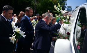Foto: A. K. / Radiosarajevo.ba / Tabuti žrtava genocida ispred zgrade Predsjedništva BiH