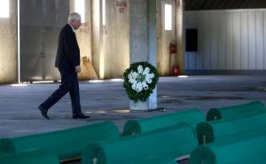 Foto: Dž. K. / Radiosarajevo.ba / Michael Murphy odao počast žrtvama genocida u Srebrenici