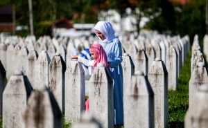 AA  / Djeca s porodicama u obilasku mezara u Potočarima