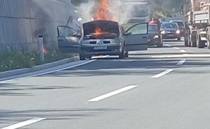 Foto: Čitatelji / Zapaljeni automobil na Komaru