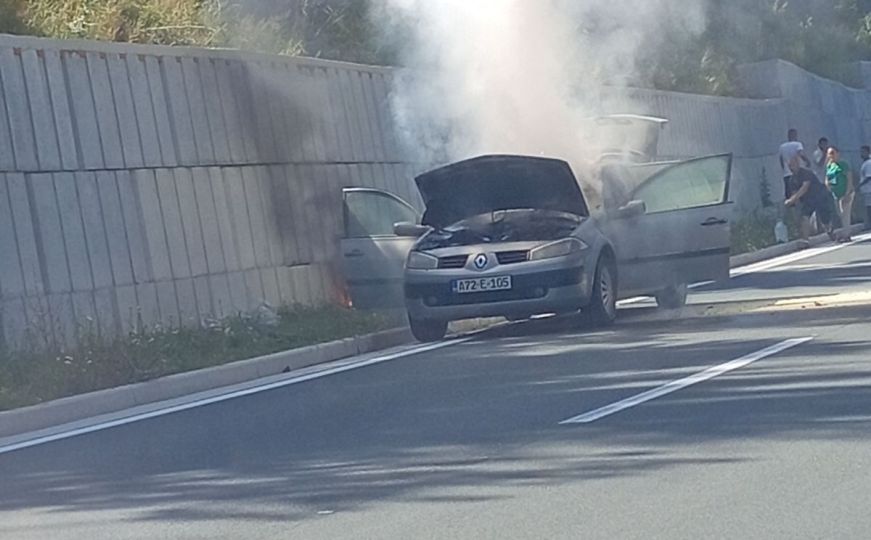 Zapaljeni automobil na Komaru