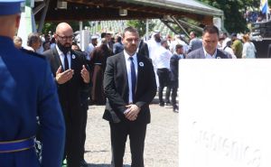 Foto: Dž. K. / Radiosarajevo.ba / Odavanje počasti žrtavama i polaganje cvijeća u Srebrenici
