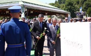 Foto: Dž. K. / Radiosarajevo.ba / Odavanje počasti žrtavama i polaganje cvijeća u Srebrenici