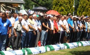 Foto: Dž. K. / Radiosarajevo.ba / Klanjana dženaza i obavljen ukop 14 žrtava genocida u Srebrenici