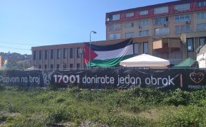 FOTO: Radiosarajevo.ba / Zastava Palestine na zgradi Udruženja Pomozi.ba