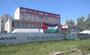 FOTO: Radiosarajevo.ba / Zastava Palestine na zgradi Udruženja Pomozi.ba