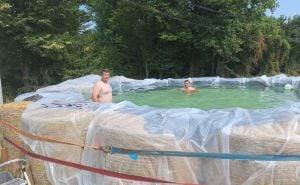 Foto: InfoBijeljina / Momci napravili bazen od bala sijena