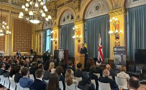 Foto: Kabinet Denisa Bećirovića / Bećirović u Londonu na Nacionalnom danu sjećanja UK na Srebrenicu