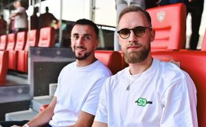 Foto: Prtscr / Instagram / Edin Atić i Džanan Musa bodre FK Sarajevo u Trnavi