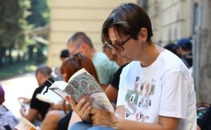 Foto: Dž. K. / Radiosarajevo.ba / Građani čitanjem knjiga pružili podršku Nacionalnoj i univerzitetskoj biblioteci BiH