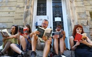 Foto: Dž. K. / Radiosarajevo.ba / Građani čitanjem knjiga pružili podršku Nacionalnoj i univerzitetskoj biblioteci BiH