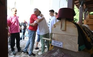 Foto: N.G./Radiosarajevo.ba / Porodica i prijatelji se opraštaju od Dženana Uščuplića