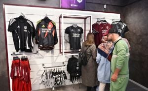 Foto: A. K. / Radiosarajevo.ba / U Ferhadiji otvoren novi fan shop FK Sarajevo