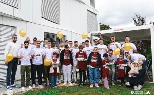 Foto: FK Sarajevo / Igrači FK Sarajevo proveli dan s djecom iz Roditeljske kuće