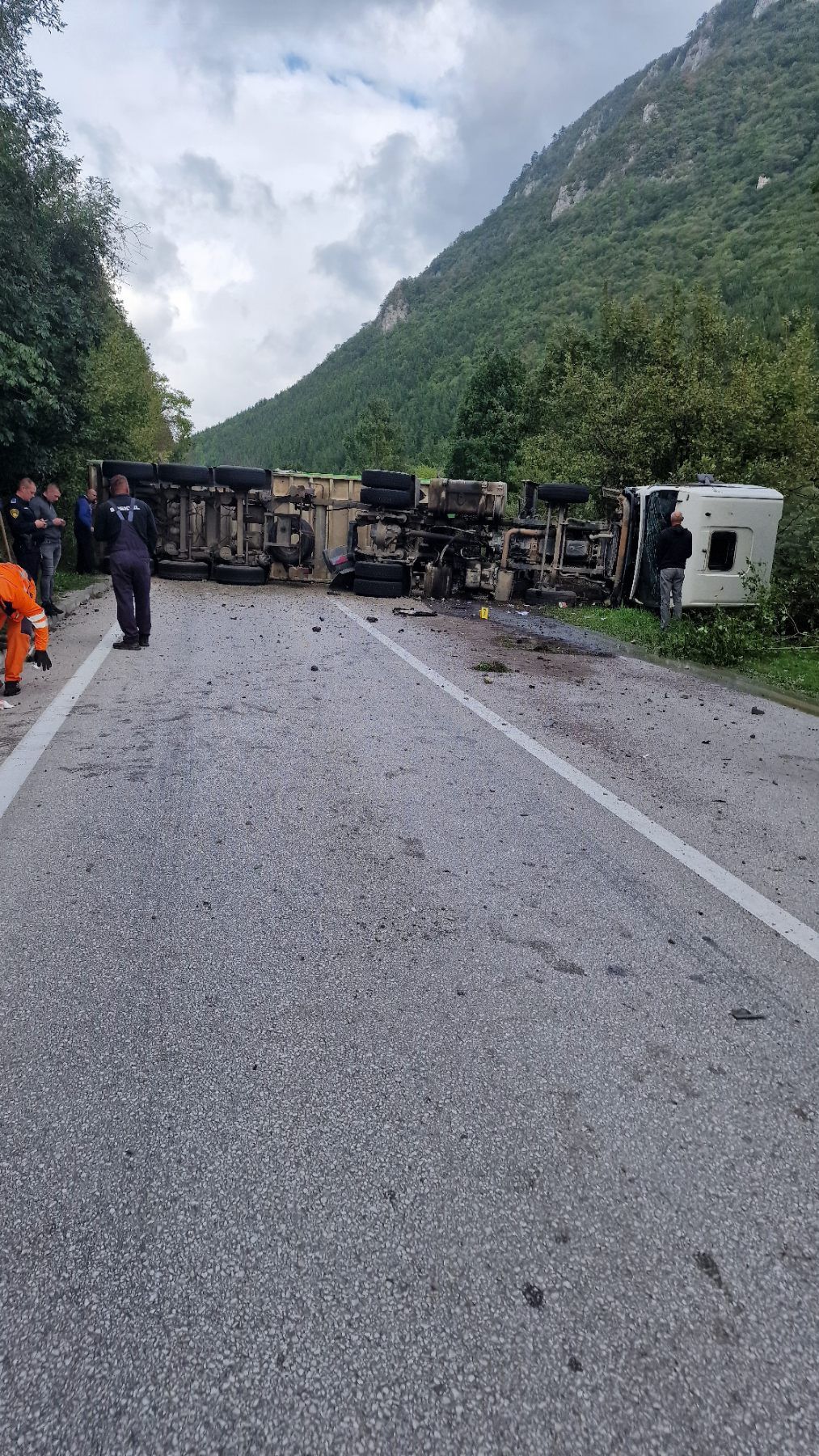 Prevrnuto teretno vozilo na magistralnom putu