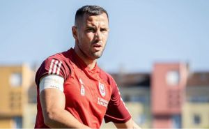 Foto: FK Sarajevo / Igrači sa trakama djece oboljele od raka