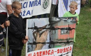 Foto: Anadolija / Obilježavanje godišnjice stradanja bošnjačkih civila u zloglasnom logoru Sušica