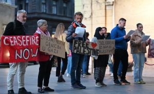 Foto: N.G./Radiosarajevo.ba / Neformalna grupa građana ispred Vječne vatre čita imena ubijene djece Palestine