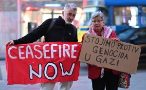 Foto: N.G./Radiosarajevo.ba / Neformalna grupa građana ispred Vječne vatre čita imena ubijene djece Palestine