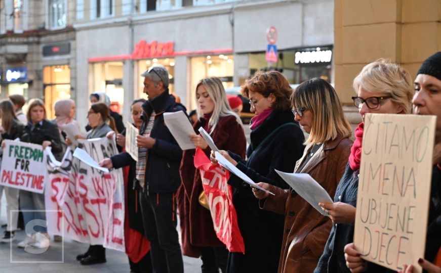 Neformalna grupa građana ispred Vječne vatre čita imena ubijene djece Palestine