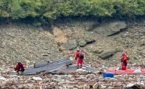 Foto: FUCZ / Pripadnici Civilne zaštite FBiH pretražuju Jablaničko jezero