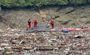 Foto: FUCZ / Pripadnici Civilne zaštite FBiH pretražuju Jablaničko jezero